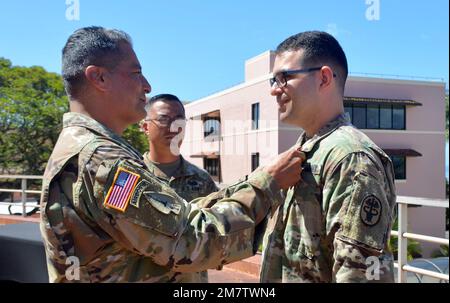 Colonel Bill Soliz, Kommandeur des Tripler Army Medical Center, verlieh Major Salvator Mignano, Pathologe des TAMC, während einer Zeremonie im TAMC am 13. Mai 2022 die Medaille des verdienstvollen Dienstes der Armee. Army Meritorious Service Medaille, Tripler Army Medical Center, Pathologie, Stockfoto