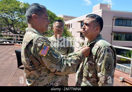 Colonel Bill Soliz, Kommandeur des Triple Army Medical Center, stiftete während einer Zeremonie im TAMC am 13. Mai 2022 die Ehrenmedaille für den Meritorious Service an Staff Sgt. Aaron Gallardo, Unteroffizier für Nuclear Medicine, TAMC. Army Meritorious Service Medaille, Tripler Army Medical Center, Nuklearmedizin, Stockfoto