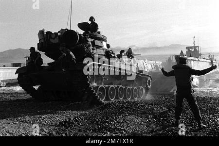 Ein Hauptkampfpanzer M-60 wird während einer Trainingsübung des Marine Corps von einem mechanisierten Landefahrzeug (LCM 8) auf einen Strand geladen. Land: Unbekannt Stockfoto