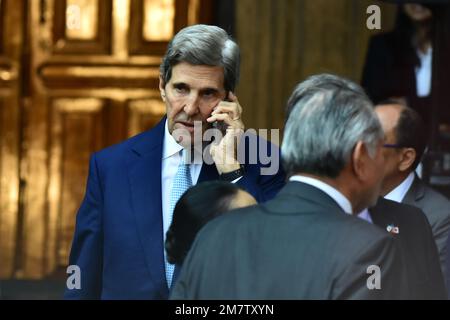 Mexiko-Stadt, Mexiko. 10. Januar 2023. John Kerry, Sondergesandter des US-Präsidenten für Klimapolitik während einer Briefing-Konferenz des 10. Gipfels der nordamerikanischen Staats- und Regierungschefs in Mexiko am 10. Januar 2023 im National Palace in Mexiko-Stadt, Mexiko. (Kreditbild: © Carlos Tischler/Eyepix via ZUMA Press Wire) NUR REDAKTIONELLE VERWENDUNG! Nicht für den kommerziellen GEBRAUCH! Stockfoto