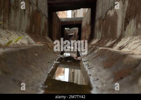 Niederwinkelbilder des städtischen Drainagesystems. Stockfoto