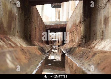 Niederwinkelbilder des städtischen Drainagesystems. Stockfoto