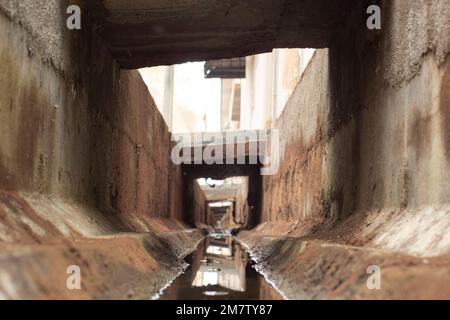 Niederwinkelbilder des städtischen Drainagesystems. Stockfoto