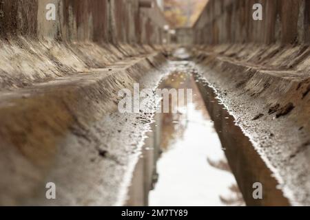 Niederwinkelbilder des städtischen Drainagesystems. Stockfoto