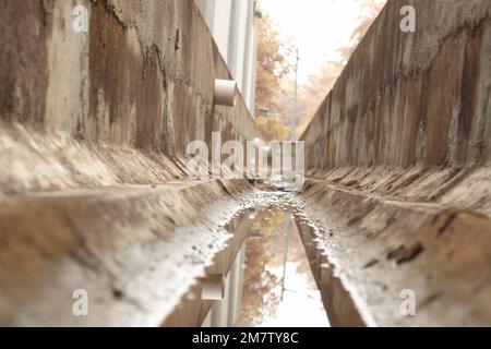 Niederwinkelbilder des städtischen Drainagesystems. Stockfoto