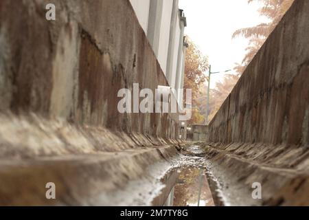 Niederwinkelbilder des städtischen Drainagesystems. Stockfoto