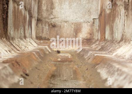 Niederwinkelbilder des städtischen Drainagesystems. Stockfoto