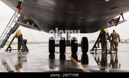 Wartungsflugzeuge des 730. Air Mobility Squadron bringen am 13. Mai 2022 auf dem Luftwaffenstützpunkt Yokota, Japan, HD-Hydraulikheber unter einer C-5M Super Galaxy an. Die AMS-Mission 730. soll die effiziente Beförderung von Personal und Fracht durch die Region Indo-Pacific erleichtern und den Befehlen der USA und der Alliierten kritische logistische Unterstützung bieten. Das C-5M ist das größte strategische Transportflugzeug im Bestand der Air Force und seine Hauptaufgabe ist es, Fracht und Personal für die USA zu transportieren Verteidigungsministerium. Der C-5 kann bis zu 1.000.000 kg voll beladen wiegen, aber Stockfoto