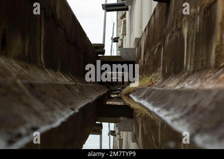 Niederwinkelbilder des städtischen Drainagesystems. Stockfoto