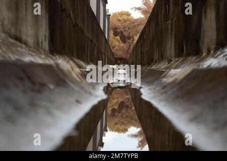 Niederwinkelbilder des städtischen Drainagesystems. Stockfoto