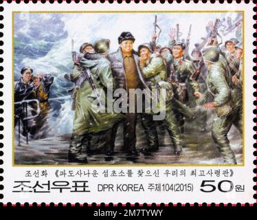 2015 Nordkorea-Stempel. 70. Jahre Gründung der Arbeiterpartei Koreas. Kim Jong Il mit Soldaten. Ölgemälde Stockfoto