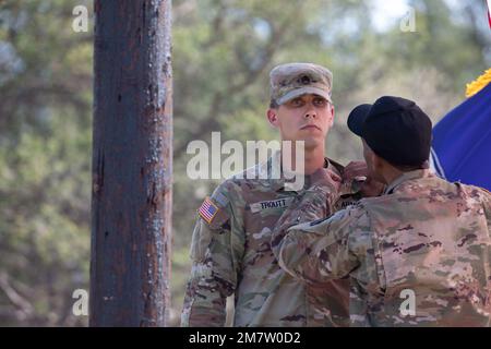 Staff Sgt. Garrett Troutt, vom General Leonard Wood Army Community Hospital, Ft. Leonard Wood, Mo., wird am 13. Mai 2022 in Fort McCoy, Wisconsin, mit dem Expert Fiend Medical Badge ausgezeichnet. Während des zweiwöchigen Expert Field Medical Badge Wettbewerbs wetteiferten sich Soldaten bei intensiven körperlichen und geistigen Aktivitäten und medizinischen Aufgaben. Stockfoto