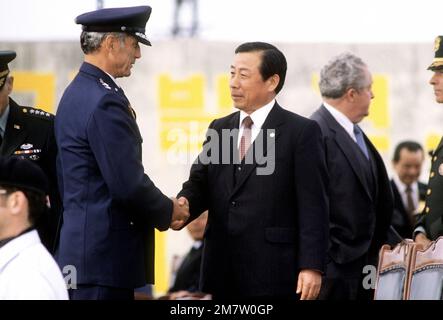 Oberbefehlshaber der Pacific Air Forces, LGEN Arnold W. Braswell, begrüßt den südkoreanischen Verteidigungsminister Choo Young Bock vor der Ankunft des neuen Flugzeugs A-10 Thunderbolt II, das der 25. Taktischen Kampfgeschwader zugeteilt werden soll, am Überprüfungsstand. Die Aufgabe findet während der Übung statt, Kommando Vulkan. Einsatzgebiet/Serie: KOMMANDOBASIS VULKAN Suwon, Land der Luftwaffe Korea Stockfoto