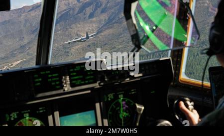 Ein MC-130J Commando II, das dem 353. Special Operations Wing zugeteilt wurde, fliegt während eines Fluges unterschiedlicher Formationen über Neuseelands Südinsel im Rahmen von Übung Teak Net 22 vom 13. Mai 2022. Im Jahr TN22 planten und flogen die U.S. und Royal New Zealand Air Forces bilaterale Formationsflüge, um besser zu verstehen, wie man miteinander interagieren kann. Stockfoto