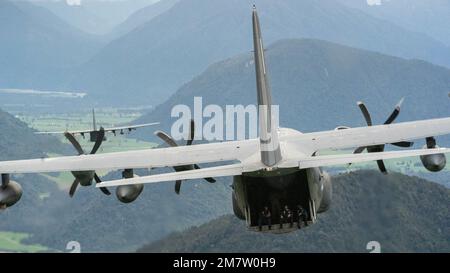 Mitglieder der 40. Geschwader der Royal New Zealand Air Force beobachten von der offenen Rampe einer US-amerikanischen Luftwaffe aus Air Force MC-130J Commando II wurde dem 353. Spezialeinsatzflügel über Neuseelands Südinsel während eines Fluges unterschiedlicher Formation im Rahmen von Übung Teak Net 22 vom 13. Mai 2022 zugewiesen. Der Formationsflug eines RNZAF C-130H Hercules, Left, und zwei USAF MC-130J Commando II testeten die Kenntnisse des Flugpersonals über die Fähigkeiten mehrerer Flugzellen und wie Taktiken und Verfahren während des Fluges kombiniert werden können. Stockfoto