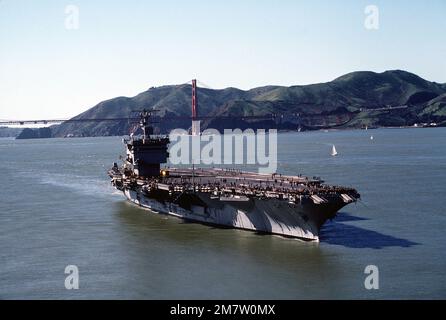 Ein Luftbord-Steuerbord-Bogenblick auf den nuklearbetriebenen Flugzeugträger USS ENTERPRISE (CVN-65) kurz nach der Durchfahrt unter der Golden Gate Bridge. Basis: San Francisco Bay Bundesstaat: Kalifornien (CA) Land: Vereinigte Staaten von Amerika (USA) Stockfoto