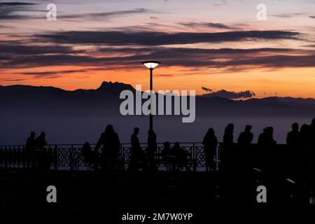 Silhouetten von Menschen bei Sonnenuntergang in Biarritz, Frankreich Stockfoto