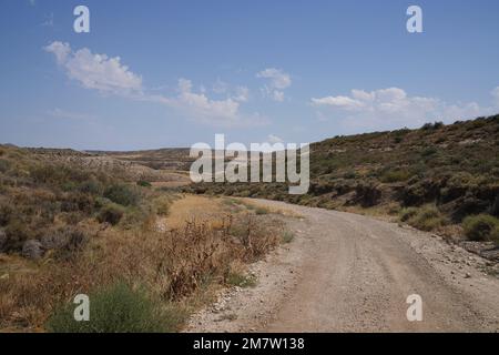 Eine wunderschöne Aussicht auf eine Straße in der felsigen Landschaft Stockfoto