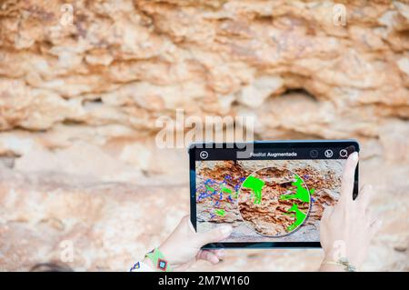 Besuchen Sie Augmented Reality, Höhlengemälde von Abrics de l'Ermita, der wichtigste spanische Levantinische Felskunstkomplex in Katalonien, 8000 Jahre alt Stockfoto