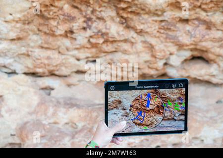 Besuchen Sie Augmented Reality, Höhlengemälde von Abrics de l'Ermita, der wichtigste spanische Levantinische Felskunstkomplex in Katalonien, 8000 Jahre alt Stockfoto