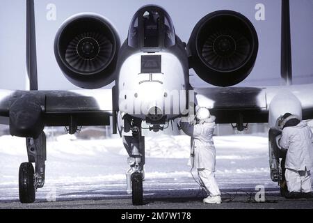 Ein Bodenpersonal führt Wartungsarbeiten an einem A-10 Thunderbolt II-Flugzeug während des Trainings Cool Snow Hog '82-1 durch. Betreff Betrieb/Serie: COLD SNOW HOG '82-1 Base: Kotzebue Air Force Station Bundesstaat: Alaska (AK) Land: Vereinigte Staaten von Amerika (USA) Stockfoto