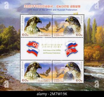 2014 Nordkorea Stempelsatz. Greifvögel - gemeinsame Ausgabe mit Russland, Fischadler, Pandion haliaetus, eurasischer Sperber, accipiter nisus Stockfoto