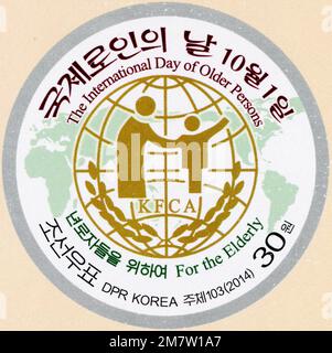 2014 Nordkorea-Stempel. Internationaler Tag älterer Menschen - Emblem der KFCA, Koreanischer Verband für Altenpflege Stockfoto