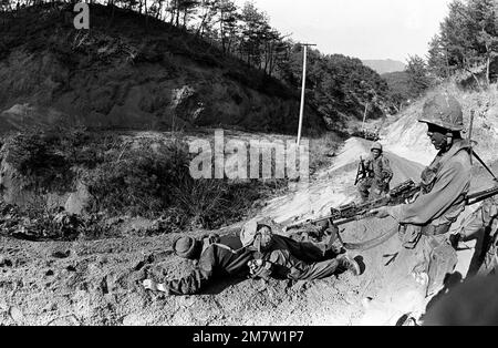 Mitglieder der Kompanie C, 1. Bataillon, 35. Infanterie, 25. Infanteriedivision, fangen einen „feindlichen“ Soldaten während des gemeinsamen südkoreanischen/US-TRAININGSTEAMS SPIRIT '82. Betreff Operation/Serie: TEAMGEIST '82 Basis: Geon Cha Land: Republik Korea (KOR) Stockfoto