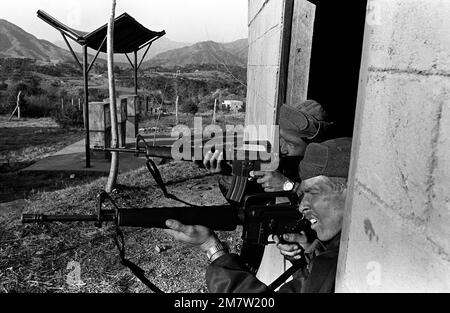 Mitglieder der Kompanie A, 1. Bataillon, 35. Infanterie, 25. Infanteriedivision, die als Nordkoreaner fungieren, verteidigen ein Morddezernat vor einem Angriff während des gemeinsamen südkoreanischen/US-TRAININGSTEAMS SPIRIT '82. Betreff Operation/Serie: TEAMGEIST '82 Basis: Geon Cha Land: Republik Korea (KOR) Stockfoto