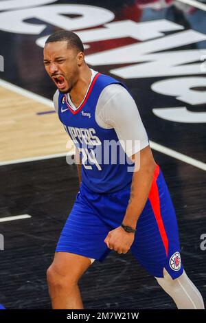 Los Angeles, Kalifornien, USA. 10. Januar 2023. Norman Powell (24) der Los Angeles Clippers reagiert, nachdem er während eines NBA-Basketballspiels gegen die Dallas Mavericks geschossen hat. (Kreditbild: © Ringo Chiu/ZUMA Press Wire) NUR REDAKTIONELLE VERWENDUNG! Nicht für den kommerziellen GEBRAUCH! Stockfoto