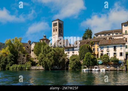 Abtei auf der Insel San Giulio vom Orta-See in Piemont, Norditalien aus gesehen. Stockfoto