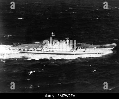 Steuerbord-Luftaufnahme des britischen Flugzeugträgers HMS HERMES (R-12) im Gange. Land: Unbekannt Stockfoto