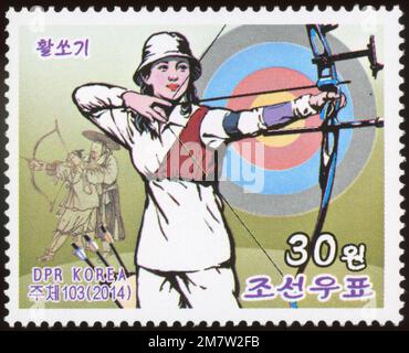 2014 Nordkorea-Stempel. Koreanische Volkszollstelle (Feiertagsspiele). Bogenschießen Stockfoto