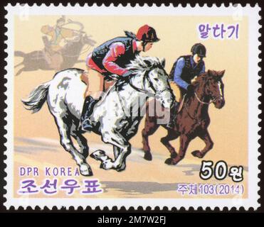 2014 Nordkorea-Stempel. Koreanische Volkszollstelle (Feiertagsspiele). Reiten Stockfoto