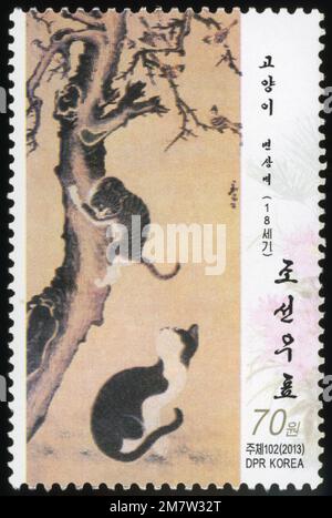 2013 nordkoreanische Briefmarke mit einem traditionellen Gemälde von Katzen aus dem 18. Jahrhundert des Künstlers Byeon Sang-byeok. Stockfoto
