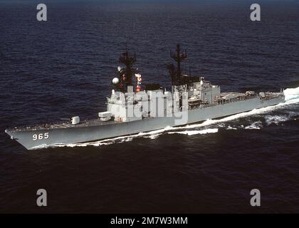 Ein Hafenbogenblick auf den Zerstörer der Spruance-Klasse USS KINKAID (DD-965), der vor der Küste Kaliforniens unterwegs ist. Land: Pazifik (POC) Stockfoto