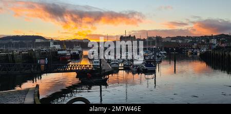 Ein Luftblick auf den Hafen mit Booten in Scarborough bei Sonnenuntergang Stockfoto