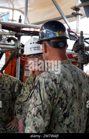 Vizeadmiral Bill Galinis, Befehlshaber des Kommandos für Seesysteme (NAVSEA), erörtert Instandhaltungsprojekte mit LT. Commander. D. Litz, Executive Officer, USS Tucson (SSN-770), 13. Mai 2022. Galinis und Giao Phan, Executive Director der NAVSEA, besuchten die Pearl Harbor Naval Shipyard and Intermediate Maintenance Facility, um die Ausrichtung und die Fortschritte bei der Umsetzung der USA zu bewerten Naval Sustainment System – Werft (NSS-SY) der Navy, um die Leistung der Werften in Hawaii zu verbessern. (Offizielle US-amerikanische Marinefoto von Marc Aayalin) Stockfoto