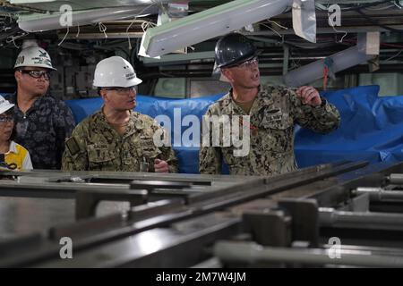 Vizeadmiral Bill Galinis (dritter von links), Kommandeur des Kommandos für Seesysteme (NAVSEA), erörtert Instandhaltungsprojekte mit LT. Cmdr. D. Litz (rechts), Executive Officer, USS Tucson (SSN-770), 13. Mai 2022. Galinis und Giao Phan, Executive Director der NAVSEA, besuchten die Pearl Harbor Naval Shipyard and Intermediate Maintenance Facility, um die Ausrichtung und die Fortschritte bei der Umsetzung der USA zu bewerten Naval Sustainment System – Werft (NSS-SY) der Navy, um die Leistung der Werften in Hawaii zu verbessern. (Offizielle US-amerikanische Marinefoto von Marc Aayalin) Stockfoto