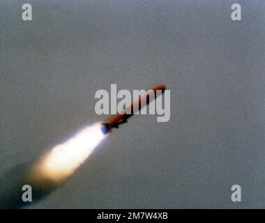 Ein Blick auf eine Tomahawk-Rakete des BGM-109 während eines Landangriffs, einen konventionellen Raketenversuch in der Nähe des Pacific Missile Test Center, Point Mugu, Kalifornien. Land: Pazifik (POC) Stockfoto