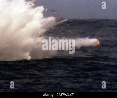 Ein Blick auf eine Tomahawk-Rakete des BGM-109, die während eines Landangriffs auf ihr Ziel trifft. Ein konventioneller Raketentest in der Nähe des Pacific Missile Test Center, Point Mugu, Kalifornien. Land: Pazifik (POC) Stockfoto