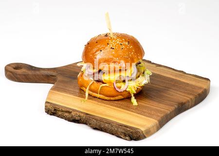 Leckere amerikanische Burger auf hölzernem Servierbrett und weißem Hintergrund. Stockfoto