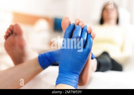 Nahaufnahme von weiblichen Händen bei Fußmassage. Stockfoto