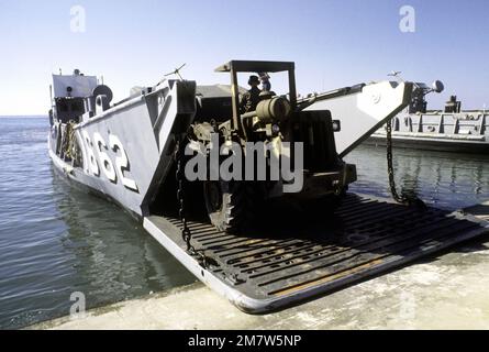 Die Ausrüstung wird an Bord des Utility Landing Craft 1662 (LCU-1662) geladen. Basis: MCAS, Cherry Point Staat: North Carolina (NC) Land: Vereinigte Staaten von Amerika (USA) Stockfoto