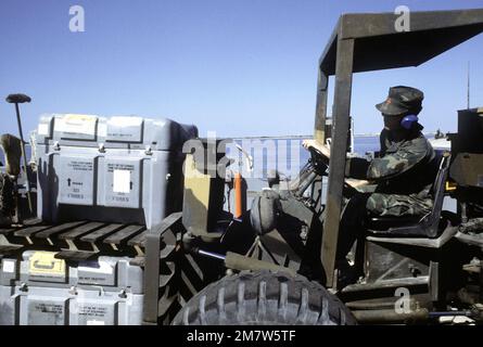 Ein Gabelstapler wird zum Verladen von Vorräten an Bord des Utility Landing Craft 1662 (LCU-1662) verwendet. Basis: MCAS, Cherry Point Staat: North Carolina (NC) Land: Vereinigte Staaten von Amerika (USA) Stockfoto