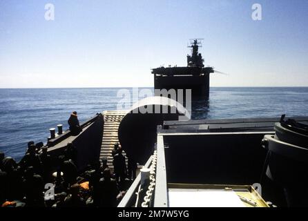 Marines an Bord des Utility Landing Craft 1662 (LCU-1662) werden auf das Amphibienschiff USS NASSAU (LHA-4) verlegt. Basis: MCAS, Cherry Point Staat: North Carolina (NC) Land: Vereinigte Staaten von Amerika (USA) Stockfoto