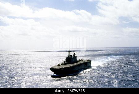 Ein Hafenbogenblick auf das im Gange befindliche Amphibienschiff USS NASSAU (LHA-4). Land: Atlantik (AOC) Stockfoto