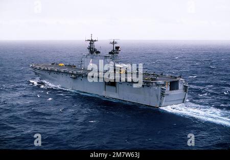 Ein Luftblick auf das Amphibienschiff USS NASSAU (LHA-4) im Hafen. Basis: USS Nassau (LHA 4) Land: Atlantik (AOC) Stockfoto