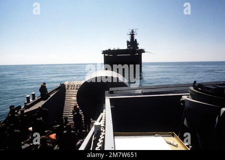 Marines an Bord des Utility Landing Craft 1662 (LCU-1662) werden auf das Amphibienschiff USS NASSAU (LHA-4) verlegt. Basis: MCAS, Cherry Point Staat: North Carolina (NC) Land: Vereinigte Staaten von Amerika (USA) Stockfoto