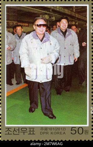 2012 Nordkorea-Stempel. Zum 1. Todestag von Kim Jong Il, 1941-2011. Foto mit Kim Jong UN. Stockfoto